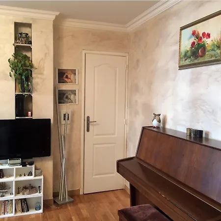 2 Pieces Lumineux Et Calme A Apartment Paris